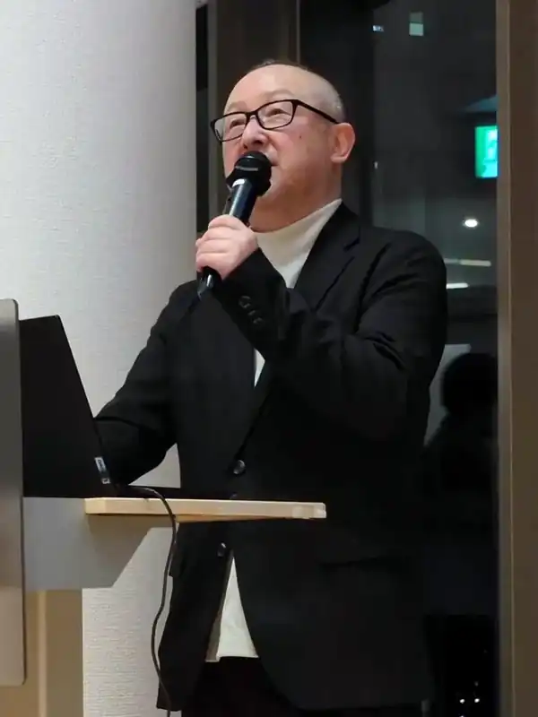 セミナーでマイクを持って話すGROW UP NEXT代表 宮城 京